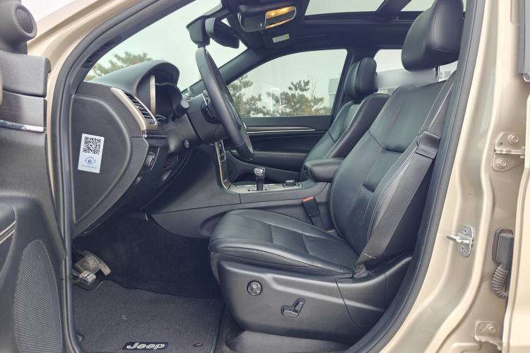 Used Jeep Grand Cherokee 2014 3.6L Elite Navigation Edition Interior 6