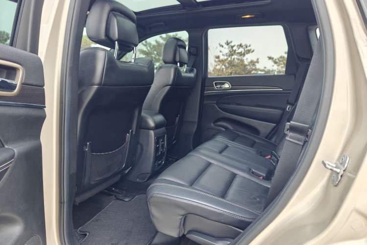 Used Jeep Grand Cherokee 2014 3.6L Elite Navigation Edition Interior 7