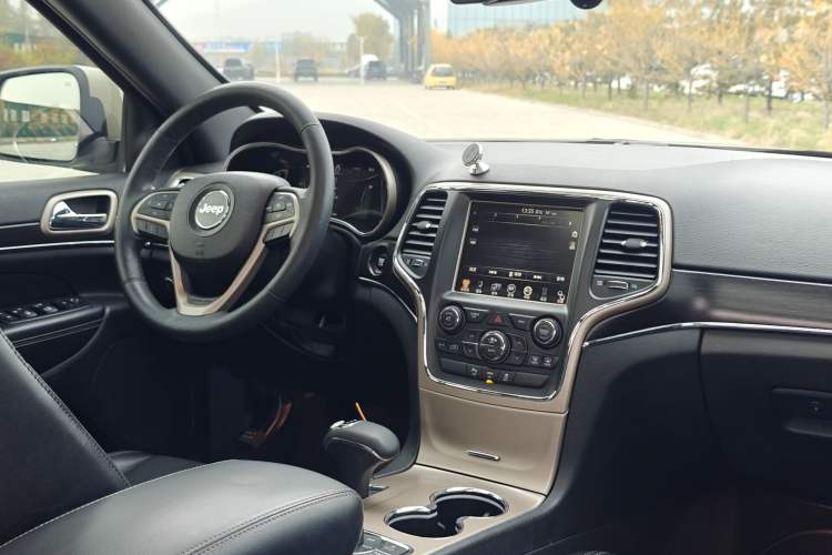 Used Jeep Grand Cherokee 2014 3.6L Elite Navigation Edition Interior 9
