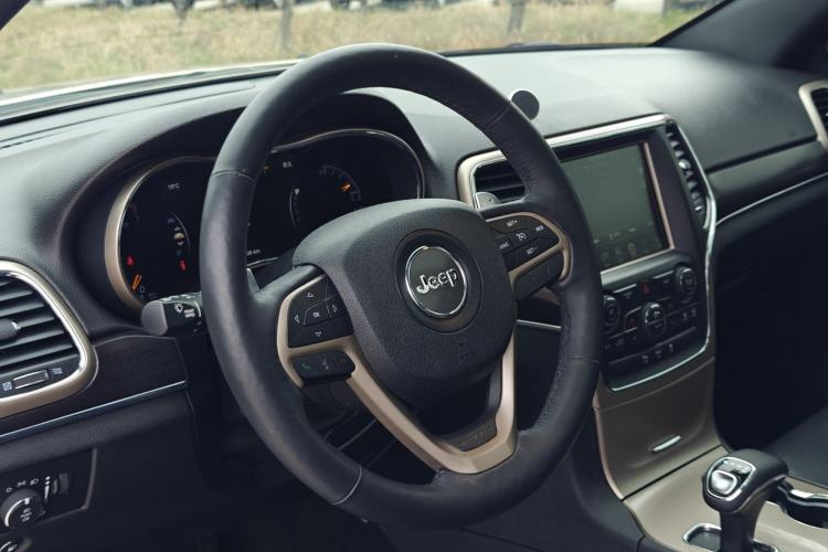 Used Jeep Grand Cherokee 2014 3.6L Elite Navigation Edition Steering Wheel
