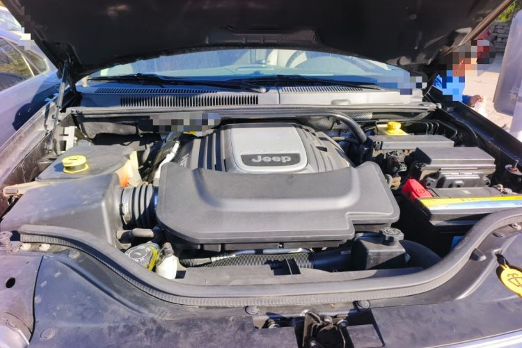 Used Jeep Grand Cherokee 2007 5.7L Engine Bay