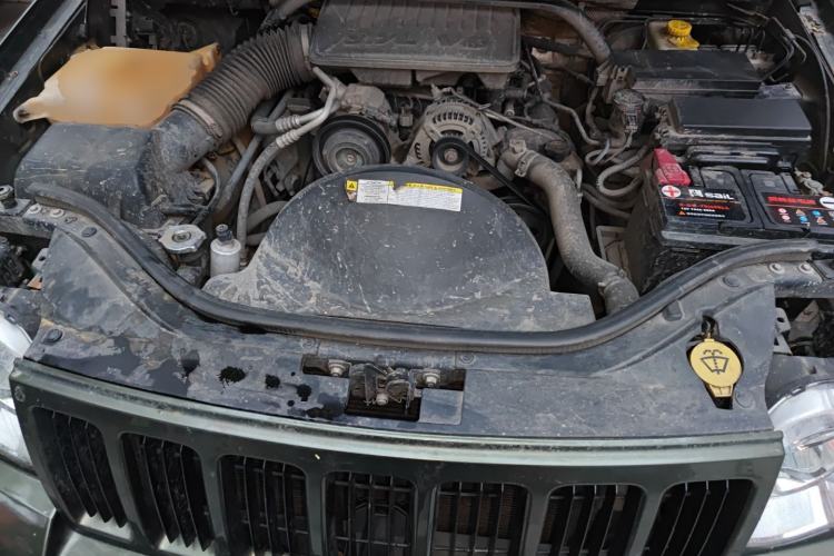 Used Jeep Grand Cherokee 2010 3.7L Engine Bay