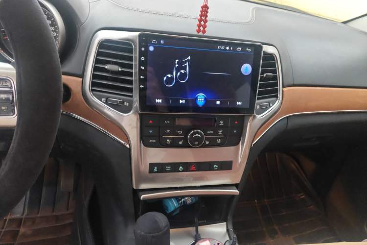 Used Jeep Grand Cherokee 2011 5.7L Flagship Navigation Edition Audio And AC Panel