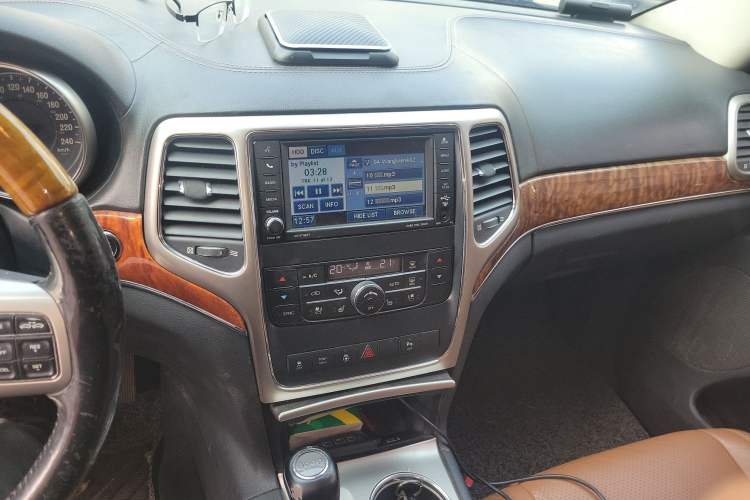 Used Jeep Grand Cherokee 2011 5.7L Flagship Navigation Edition Audio And AC Panel