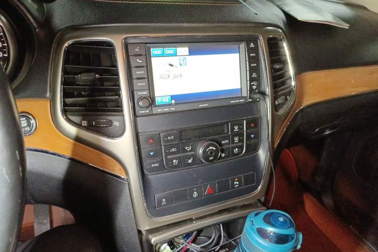 Used Jeep Grand Cherokee 2011 3.6L Flagship Edition Audio And AC Panel
