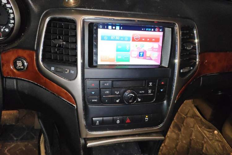 Used Jeep Grand Cherokee 2011 3.6L Luxury Edition Audio And AC Panel