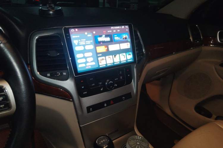 Used Jeep Grand Cherokee 2011 3.6L Luxury Edition Audio And AC Panel