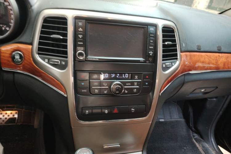 Used Jeep Grand Cherokee 2011 3.6L Flagship Edition Audio And AC Panel