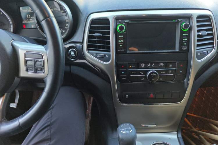 Used Jeep Grand Cherokee 2011 Revised Version 3.6L Comfort Edition Audio And AC Panel