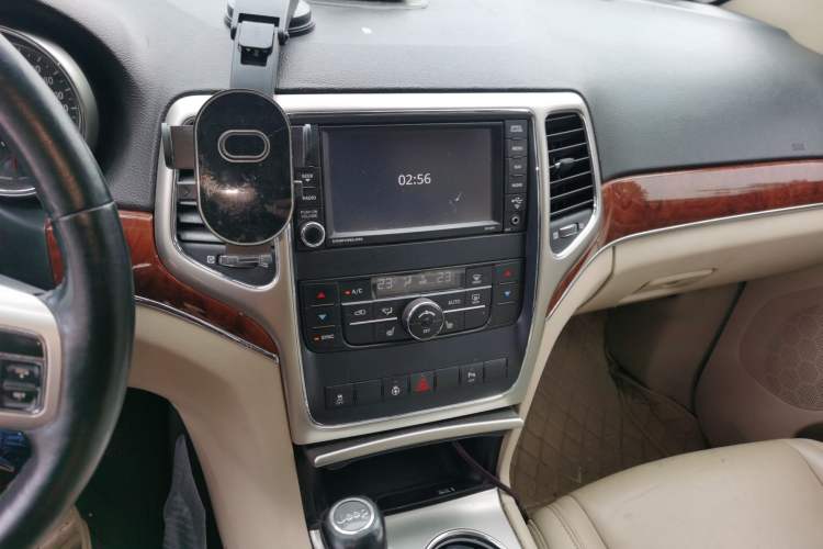 Used Jeep Grand Cherokee 2011 3.6L Luxury Navigation Edition Audio And AC Panel