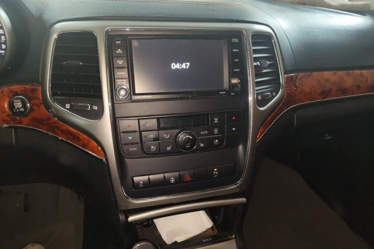Used Jeep Grand Cherokee 2011 3.6L Flagship Edition Audio And AC Panel