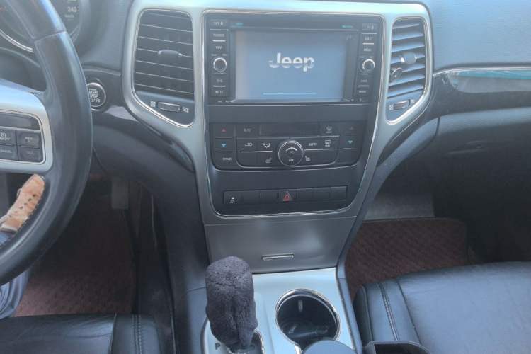 Used Jeep Grand Cherokee 2011 Revised Version 3.6L Comfort Edition Audio And AC Panel