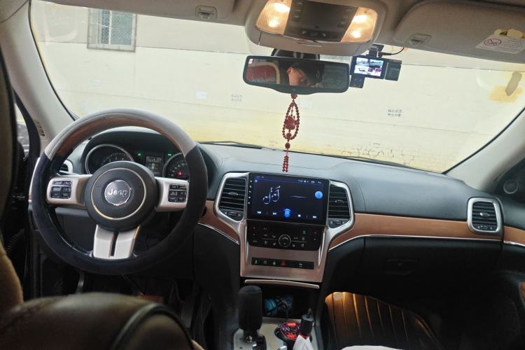 Used Jeep Grand Cherokee 2011 5.7L Flagship Navigation Edition Center Console