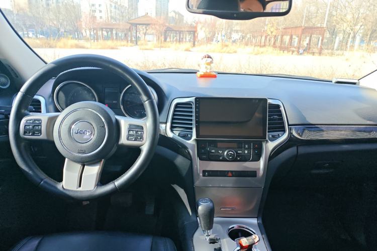 Used Jeep Grand Cherokee 2011 3.6L Comfort Edition Center Console