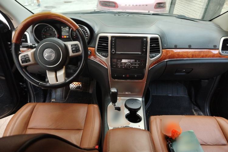 Used Jeep Grand Cherokee 2011 3.6L Flagship Edition Center Console