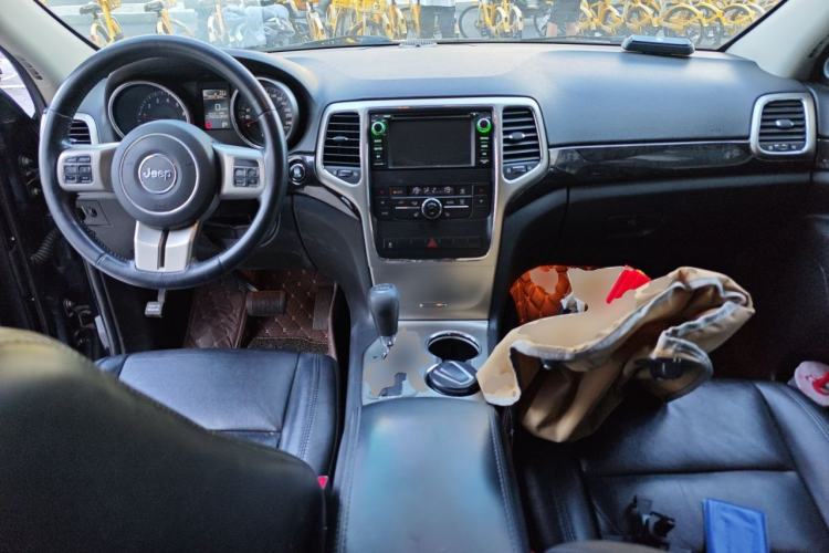 Used Jeep Grand Cherokee 2011 Revised Version 3.6L Comfort Edition Center Console
