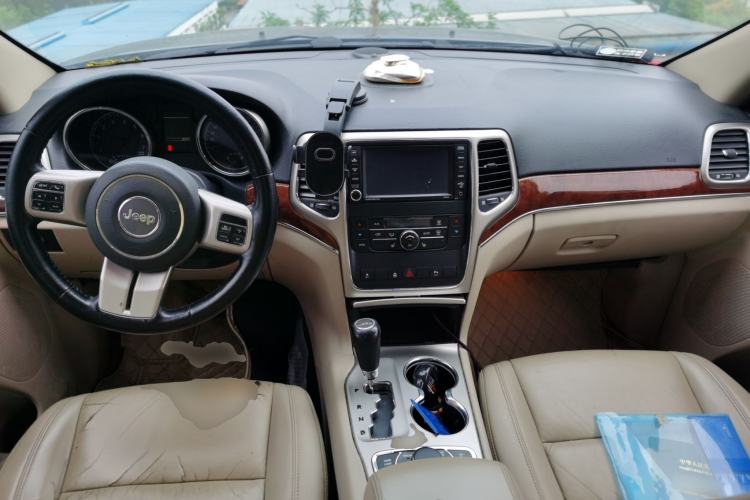 Used Jeep Grand Cherokee 2011 3.6L Luxury Navigation Edition Center Console