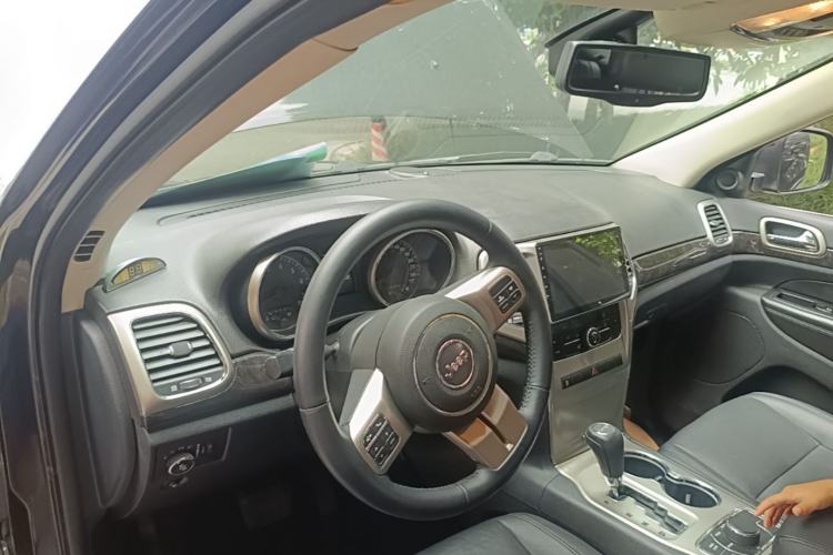 Used Jeep Grand Cherokee 2011 3.6L Luxury Navigation Edition Center Console