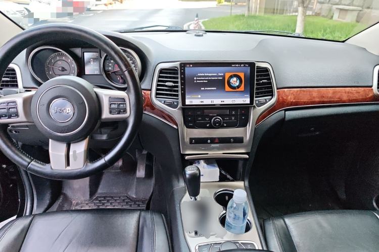 Used Jeep Grand Cherokee 2011 3.6L Luxury Navigation Edition Center Console
