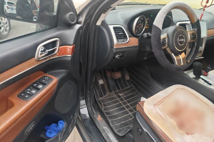 Used Jeep Grand Cherokee 2011 5.7L Flagship Navigation Edition Driver Seat