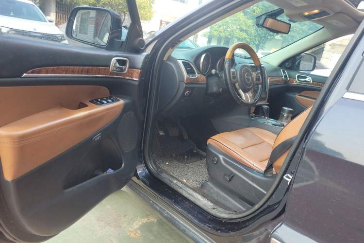 Used Jeep Grand Cherokee 2011 5.7L Flagship Navigation Edition Driver Seat