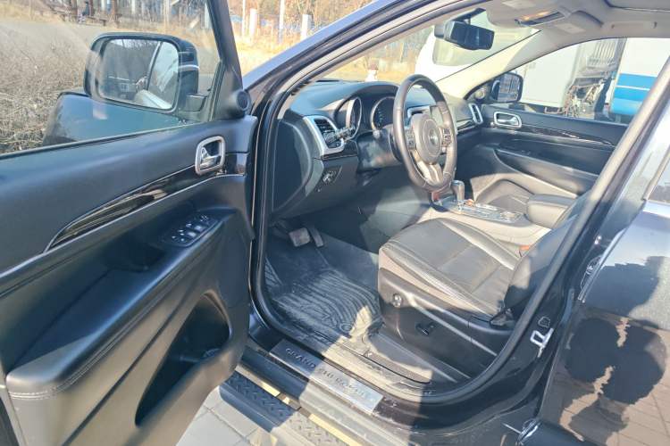 Used Jeep Grand Cherokee 2011 3.6L Comfort Edition Driver Seat