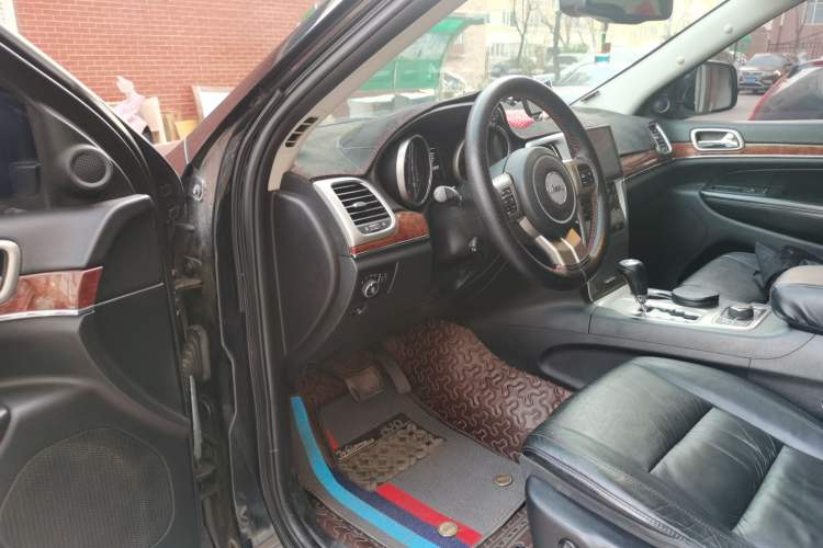 Used Jeep Grand Cherokee 2011 Revised 3.6L Luxury Navigation Edition Driver Seat