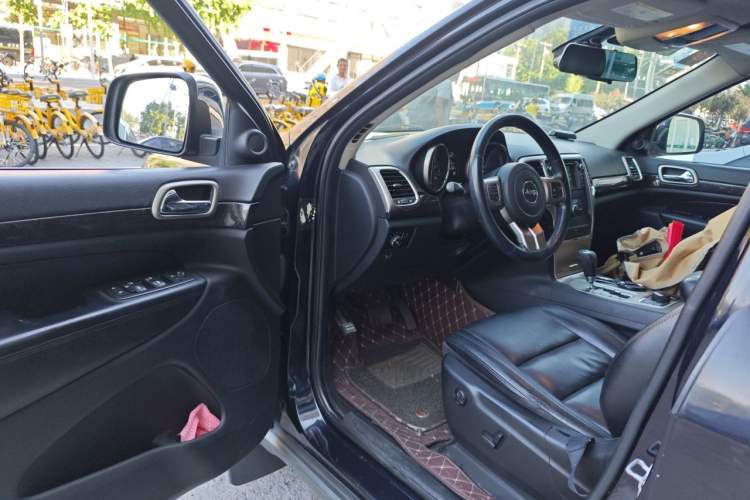 Used Jeep Grand Cherokee 2011 Revised Version 3.6L Comfort Edition Driver Seat