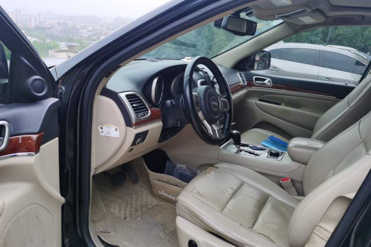 Used Jeep Grand Cherokee 2011 3.6L Luxury Navigation Edition Driver Seat