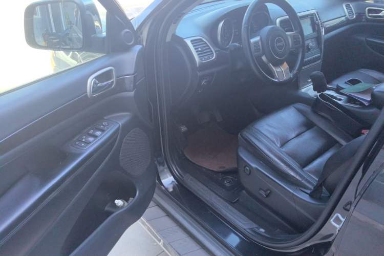 Used Jeep Grand Cherokee 2011 Revised Version 3.6L Comfort Edition Driver Seat