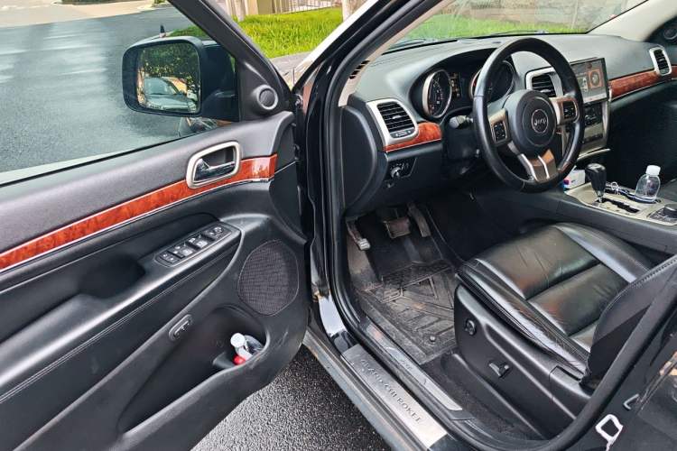 Used Jeep Grand Cherokee 2011 3.6L Luxury Navigation Edition Driver Seat