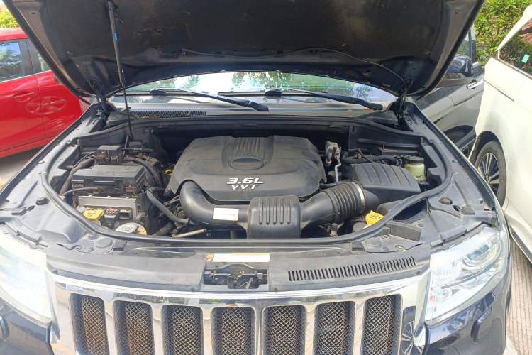 Used Jeep Grand Cherokee 2011 3.6L Luxury Edition Engine Bay
