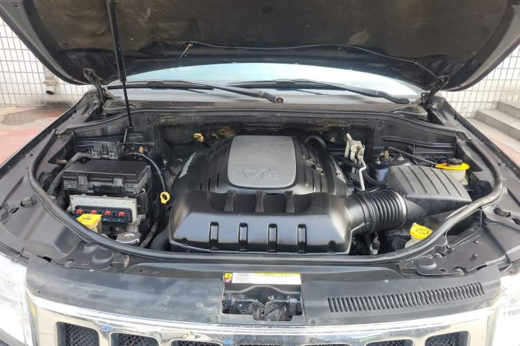 Used Jeep Grand Cherokee 2011 5.7L Flagship Navigation Edition Engine Bay