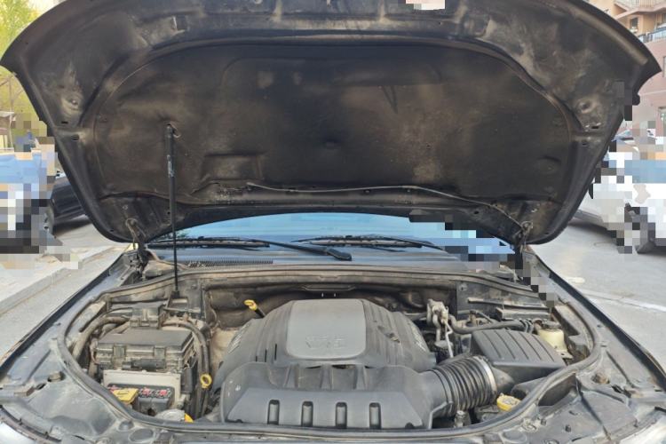 Used Jeep Grand Cherokee 2011 5.7L Flagship Navigation Edition Engine Bay