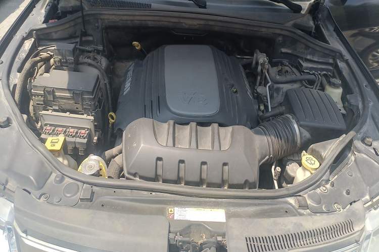 Used Jeep Grand Cherokee 2011 5.7L Flagship Navigation Edition Engine Bay
