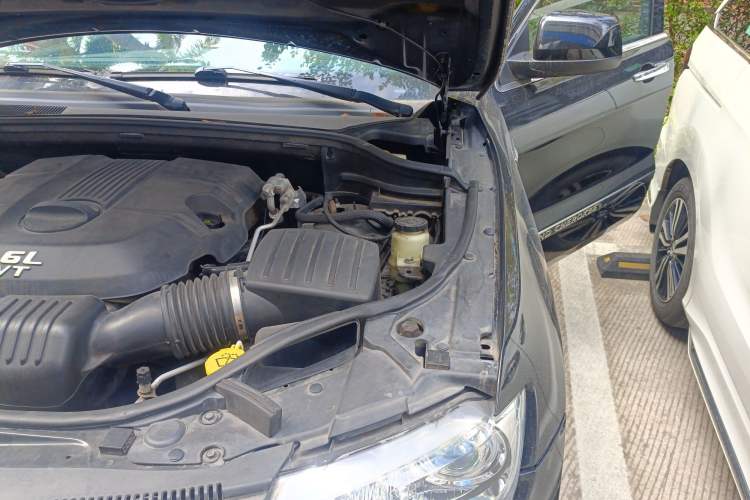 Used Jeep Grand Cherokee 2011 3.6L Luxury Edition Engine Bay Left