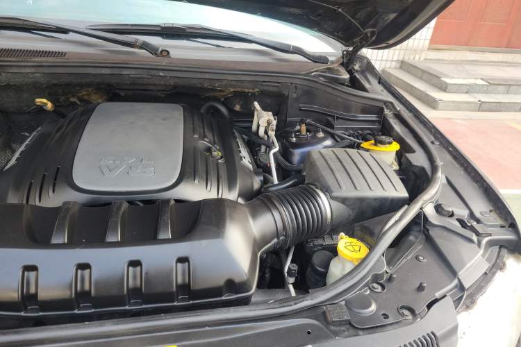 Used Jeep Grand Cherokee 2011 5.7L Flagship Navigation Edition Engine Bay Left