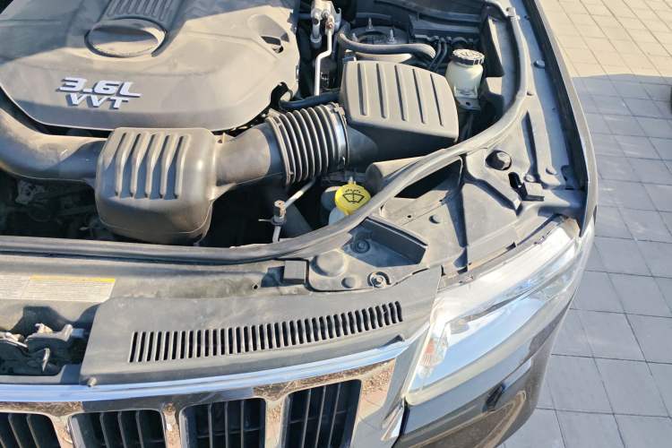 Used Jeep Grand Cherokee 2011 3.6L Comfort Edition Engine Bay Left