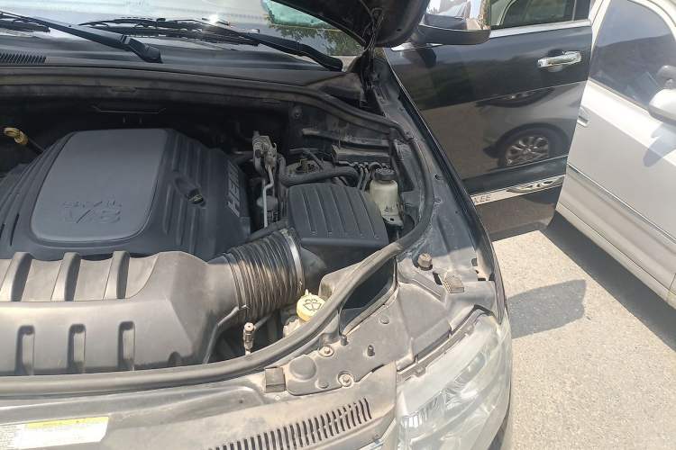 Used Jeep Grand Cherokee 2011 5.7L Flagship Navigation Edition Engine Bay Left