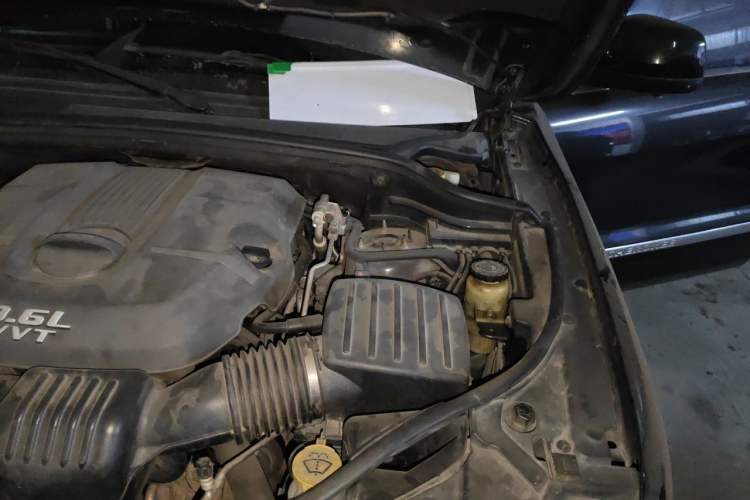 Used Jeep Grand Cherokee 2011 3.6L Luxury Edition Engine Bay Left