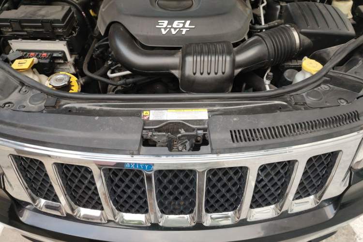 Used Jeep Grand Cherokee 2011 3.6L Flagship Edition Engine Bay