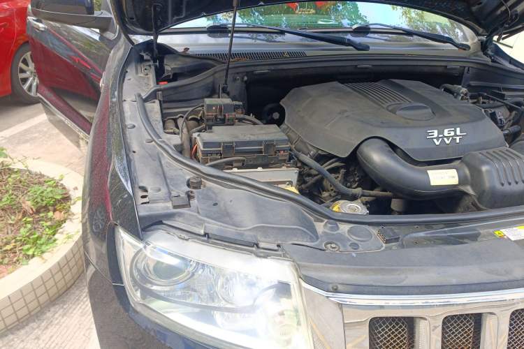 Used Jeep Grand Cherokee 2011 3.6L Luxury Edition Engine Bay Right