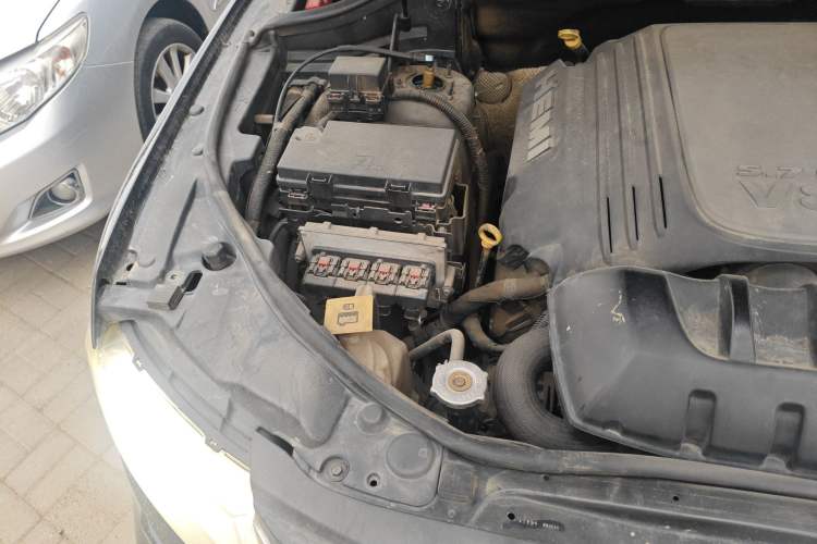 Used Jeep Grand Cherokee 2011 5.7L Flagship Navigation Edition Engine Bay Right