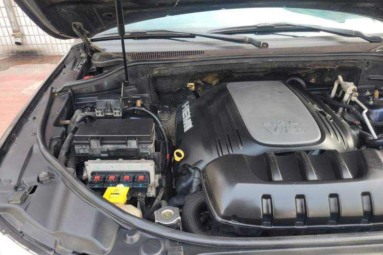 Used Jeep Grand Cherokee 2011 5.7L Flagship Navigation Edition Engine Bay Right