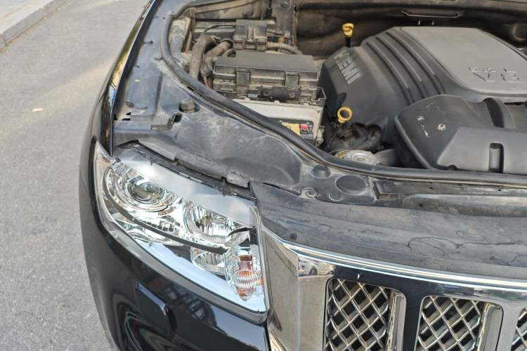 Used Jeep Grand Cherokee 2011 5.7L Flagship Navigation Edition Engine Bay Right