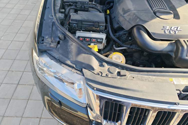 Used Jeep Grand Cherokee 2011 3.6L Comfort Edition Engine Bay Right