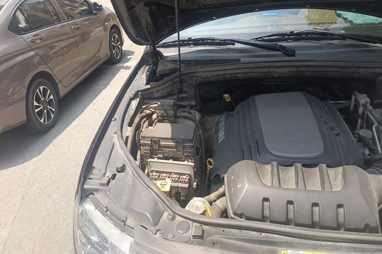 Used Jeep Grand Cherokee 2011 5.7L Flagship Navigation Edition Engine Bay Right