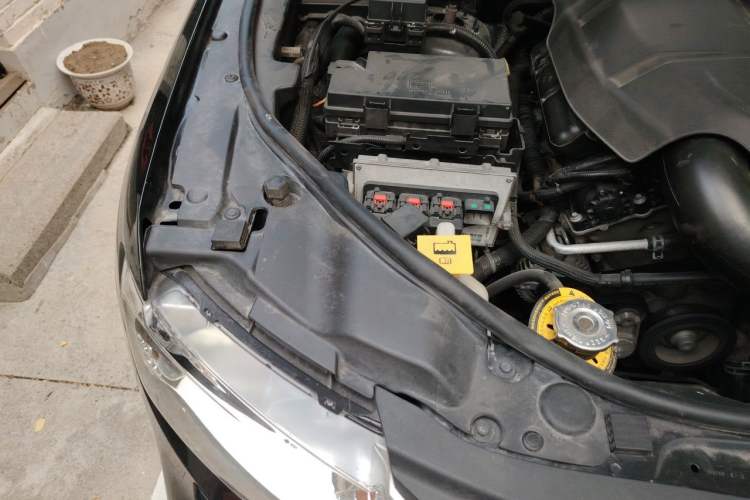 Used Jeep Grand Cherokee 2011 3.6L Flagship Edition Engine Bay Right