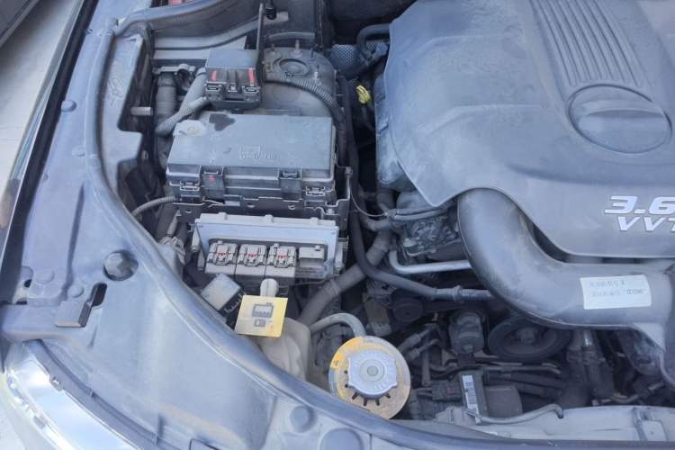 Used Jeep Grand Cherokee 2011 Revised Version 3.6L Comfort Edition Engine Bay Right