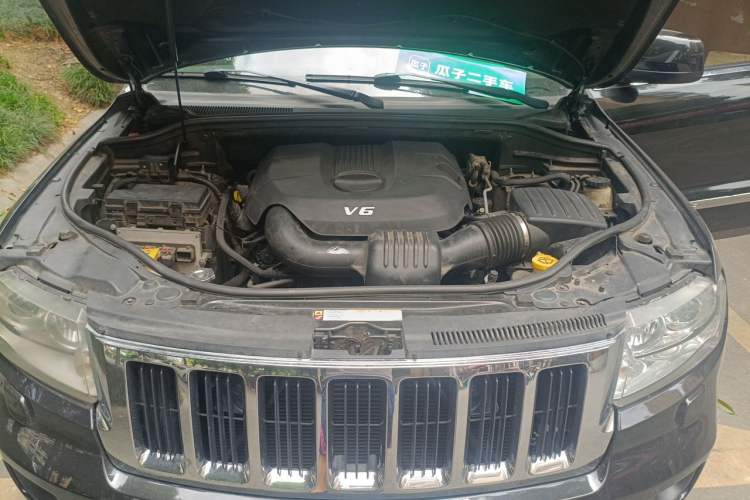 Used Jeep Grand Cherokee 2011 3.6L Luxury Navigation Edition Engine Bay